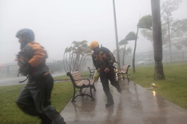 Funcionários da Defesa Civil durante o furacão Irma em Porto Rico, 6 de setembro de 2017 - Sputnik Brasil