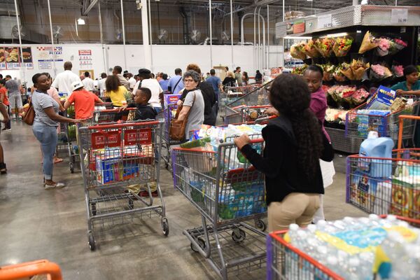 Preparativos para a chegada do furacão Irma nos EUA. Filas longas onde pessoas esperaram até oito horas para comprar comida e outras coisas necessárias - Sputnik Brasil