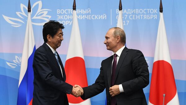 Primeiro-ministro japonês Shinzo Abe e presidente russo Vladimir Putin durante o Fórum Econômico Oriental - Sputnik Brasil