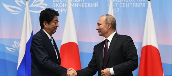 Primeiro-ministro japonês Shinzo Abe e presidente russo Vladimir Putin durante o Fórum Econômico Oriental - Sputnik Brasil