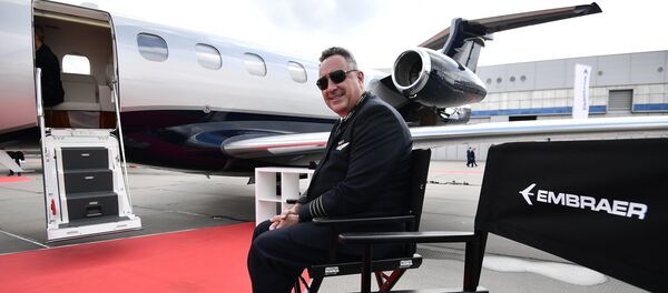 Um representante da Embraer na exposição de aviação de negócios JetExpo 2017, em Vnukovo, Rússia - Sputnik Brasil