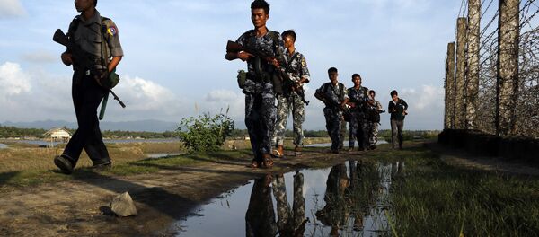 Policiais de Mianmar patrulhando a fronteira entre Mianmar e Bangladesh no estado de Rakhine (foto de arquivo) - Sputnik Brasil