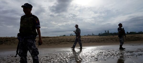 A Myanmar border guard police officers stand guard in Buthidaung, northern Rakhine state, Myanmar (File) - Sputnik Brasil