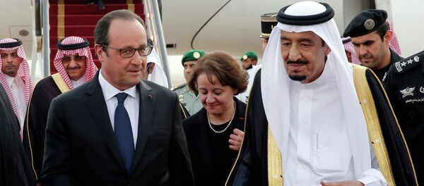 O presidente francês, François Hollande, à esquerda, é recebido pelo rei Salman da Arábia Saudita à sua chegada ao aeroporto de Riad, Arábia Saudita, na segunda-feira, 4 de maio, 2015. - Sputnik Brasil