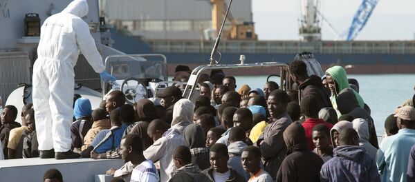 Sobreviventes de um naufrágio no Mediterrâneo. - Sputnik Brasil