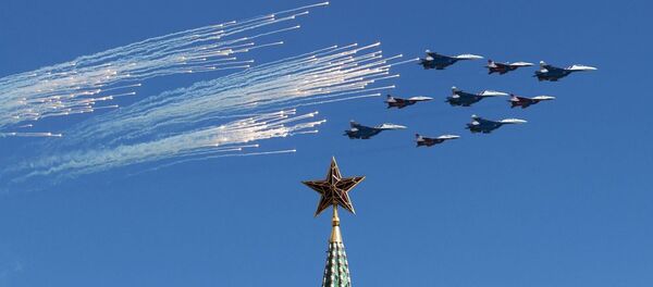 Caças Su-27 e MiG-29 ensaiam para a Parada da Vitória de 9 de maio, em Moscou - Sputnik Brasil
