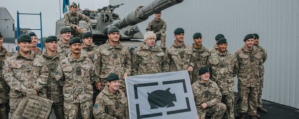 Ministro das Relações Exteriores do Reino Unido, Boris Johnson, durante encontro com militares britânicos na base militar de Tapa, Estônia - Sputnik Brasil