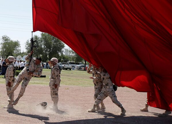 Soldado engancha inadvertidamente seu rifle na bandeira nacional, durante os preparativos para o 207º  aniversário da Independência do México da Espanha - Sputnik Brasil