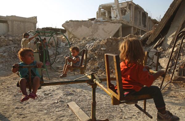 Crianças brincam no bairro destruído da cidade síria de Douma - Sputnik Brasil