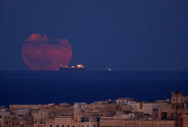 Navio-tanque com Lua em pano de fundo, visto a partir da costa de Malta - Sputnik Brasil