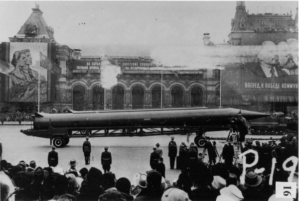 Fotografia de um agente da CIA de um míssil com ogiva nuclear R-12 de médio alcance durante a parada militar na Praça Vermelha em Moscou Fotografia de um agente da CIA de um míssil com ogiva nuclear R-12 de médio alcance durante a parada militar na Praça Vermelha em Moscou - Sputnik Brasil
