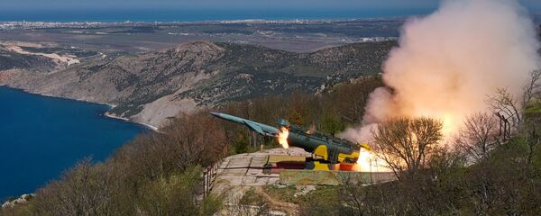 Lançamento de um míssil de cruzeiro pelo sistema de mísseis costeiro Utyos da Frota do Mar Negro da Marinha da Rússia durante treinamentos (foto de arquivo) - Sputnik Brasil