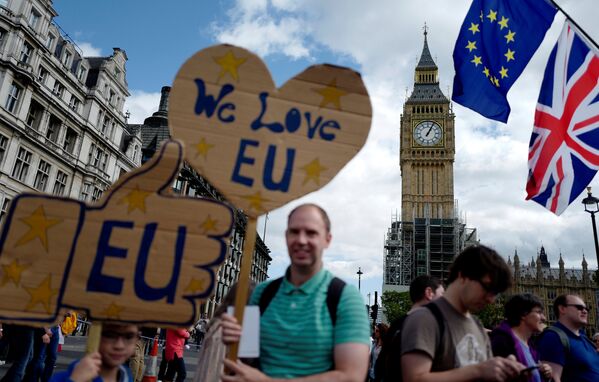 Manifestantes foram para a Parliament Square. - Sputnik Brasil