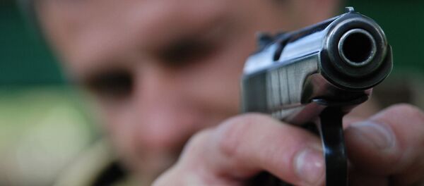 Homem com pistola, foto de arquivo Homem com pistola, foto de arquivo - Sputnik Brasil