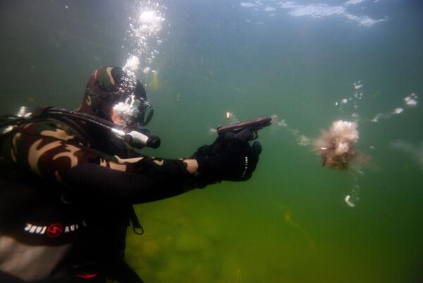 GSh-18 em ação - Sputnik Brasil