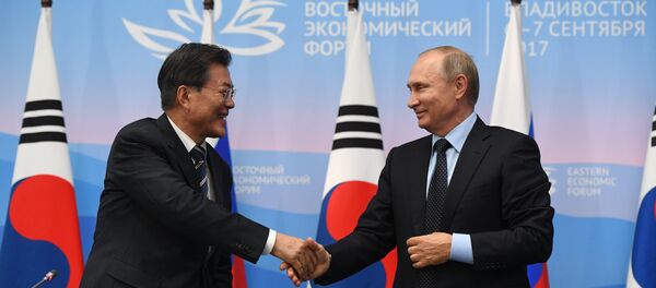 O presidente russo, Vladimir Putin (à direita), e o presidente sul-coreano, Moon Jae-in, (à esquerda) durante 3º encontro do Fórum Econômico do Oriente (EEF), em 6 de setembro de 2017. - Sputnik Brasil