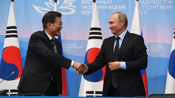 O presidente russo, Vladimir Putin (à direita), e o presidente sul-coreano, Moon Jae-in, (à esquerda) durante 3º encontro do Fórum Econômico do Oriente (EEF), em 6 de setembro de 2017. - Sputnik Brasil