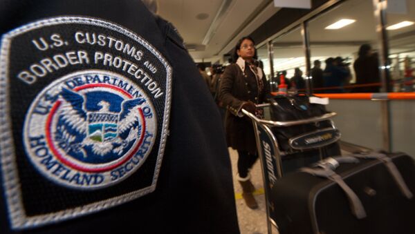 An international air traveler (r) clears US Customs and Border Protection declarations to enter the United States in the US Customs and Immigration area at Dulles International Airport(IAD) , December 21, 2011 in Sterling, Virgina, near Washington, DC - Sputnik Brasil