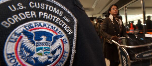 Serviço de Alfândega e Proteção de Fronteiras dos EUA em um aeroporto da Virgínia Serviço de Alfândega e Proteção de Fronteiras dos EUA em um aeroporto da Virgínia - Sputnik Brasil