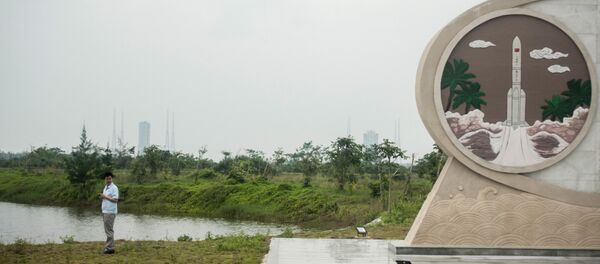Um homem no Centro de Lançamentos Espaciais  Wenchang, China - Sputnik Brasil