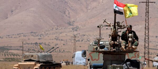 Veículo militar com as bandeiras da Síria e do Hezbollah - Sputnik Brasil