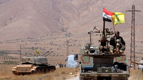 Veículo militar com as bandeiras da Síria e do Hezbollah - Sputnik Brasil