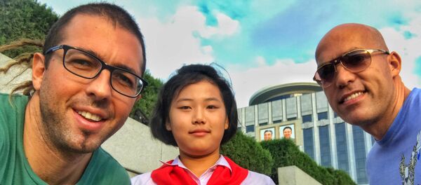 Filip Milosavljevic com seu companheiro de viagem e com uma jovem norte-coreana - Sputnik Brasil