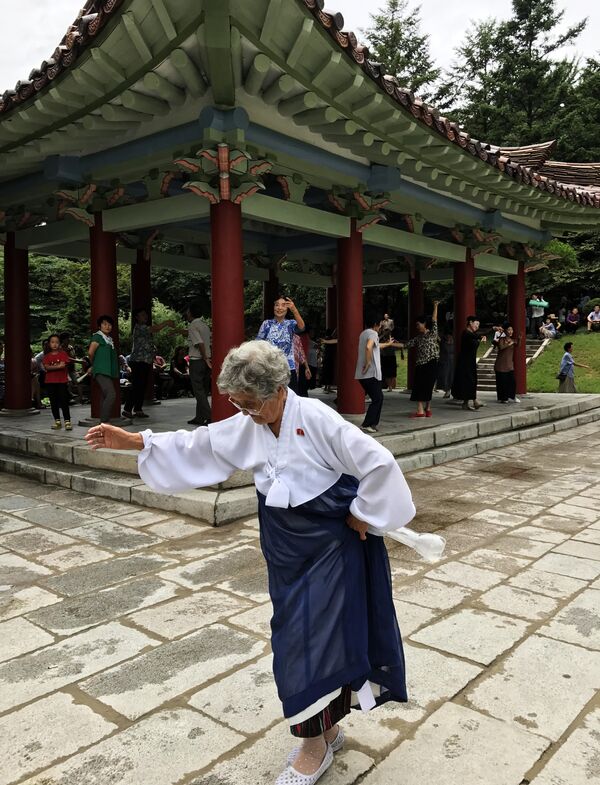 Uma norte-coreana dançando nas ruas - Sputnik Brasil