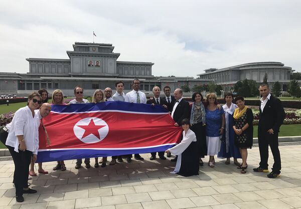 Um grupo de turistas da Sérvia na Coreia do Norte - Sputnik Brasil