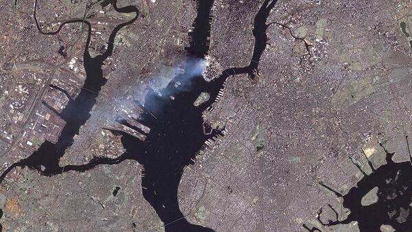 Fumaça levanta-se sobre Nova York após os atentados de 11 de setembro de 2011 - Sputnik Brasil