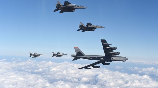 Bombardeiro norte-americano B-52 Stratofortress (abaixo) com caças sul-coreanos F-15K e caças norte-americanos F-16 (acima) sobrevoando a Coreia do Sul (foto de arquivo) - Sputnik Brasil