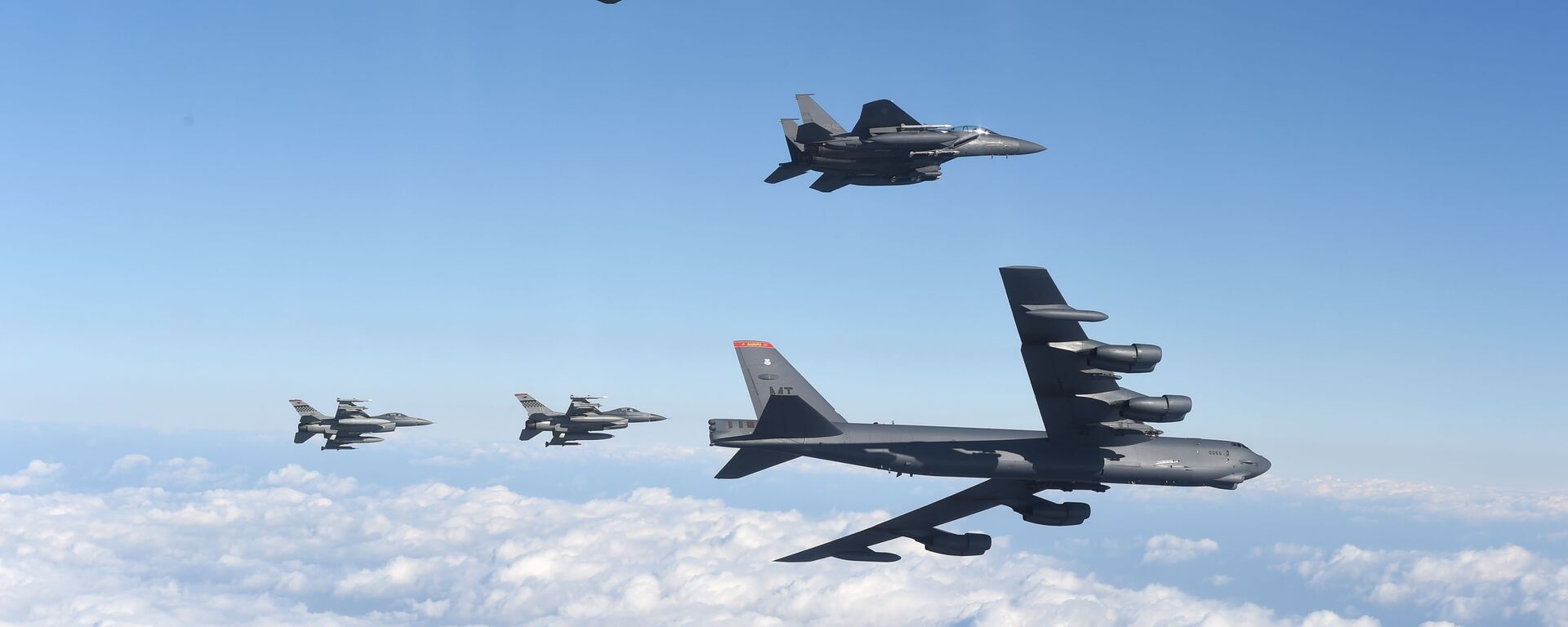 Bombardeiro norte-americano B-52 Stratofortress (abaixo) com caças sul-coreanos F-15K e caças norte-americanos F-16 (acima) sobrevoando a Coreia do Sul em proximidades da Coreia do Norte - Sputnik Brasil, 1920, 06.10.2022