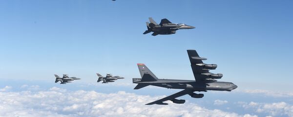 Bombardeiro norte-americano B-52 Stratofortress (abaixo) com caças sul-coreanos F-15K e caças norte-americanos F-16 (acima) sobrevoando a Coreia do Sul em proximidades da Coreia do Norte - Sputnik Brasil