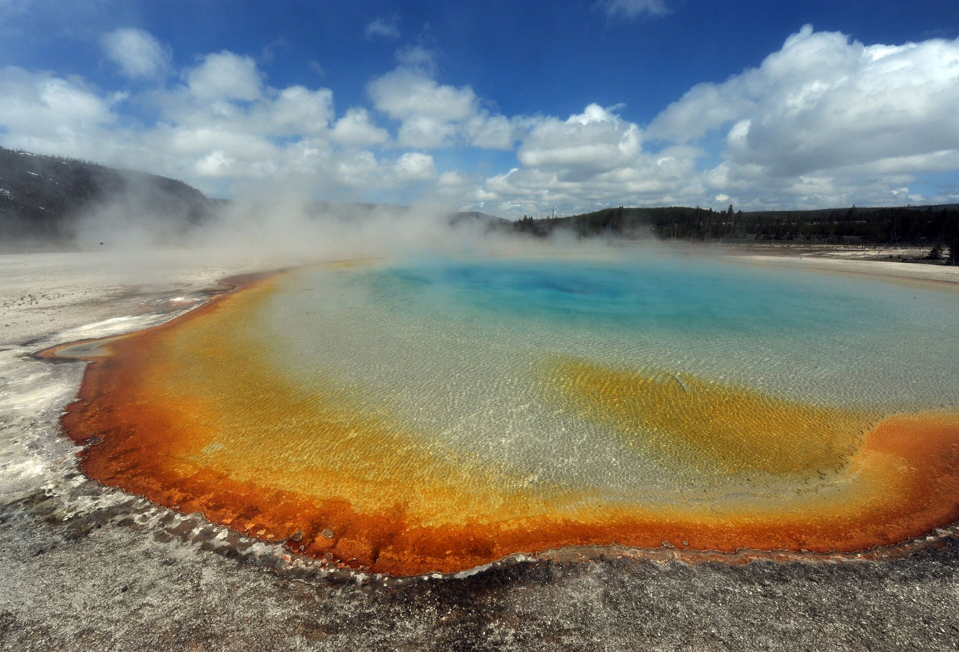 A Grande Fonte Prismática no Parque nacional de Yellowstone, Wyoming, EUA - Sputnik Brasil, 1920, 12.02.2025