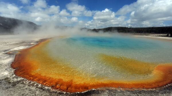 A Grande Fonte Prismática no Parque nacional de Yellowstone, Wyoming, EUA - Sputnik Brasil