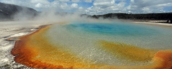 A Grande Fonte Prismática no Parque nacional de Yellowstone, Wyoming, EUA - Sputnik Brasil