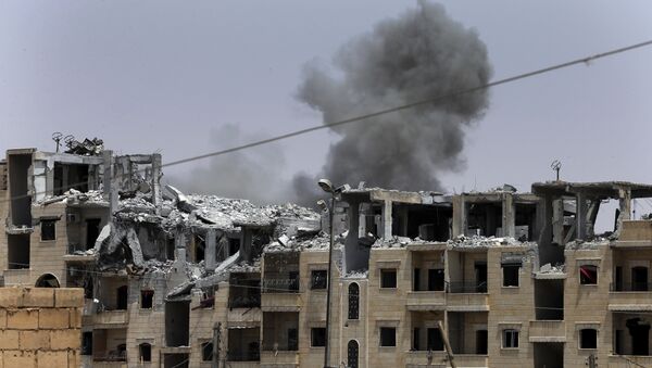 Fumaça liberada após um ataque aéreo da coalizão internacional em Raqqa (foto de arquivo) - Sputnik Brasil