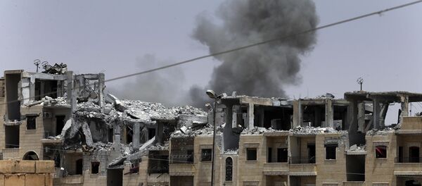 Fumaça liberada após um ataque aéreo da coalizão internacional em Raqqa, em 17 de julho de 2017 - Sputnik Brasil