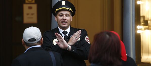 Guarda impede a entrada de visitantes em frente ao shopping GUM, em Moscou - Sputnik Brasil