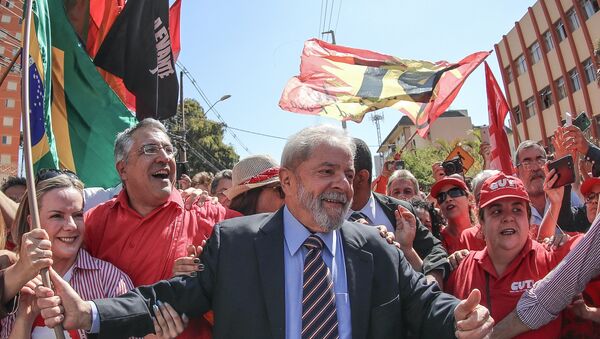 Lula é recebido pela militância do PT na chegada para depoimento ao juiz Sérgio Moro - Sputnik Brasil