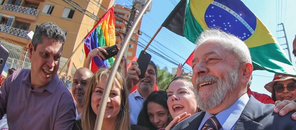 Ex-presidente Lula chega para prestar o seu segundo depoimento ao juiz federal Sérgio Moro, em Curitiba Ex-presidente Lula chega para prestar o seu segundo depoimento ao juiz federal Sérgio Moro, em Curitiba - Sputnik Brasil