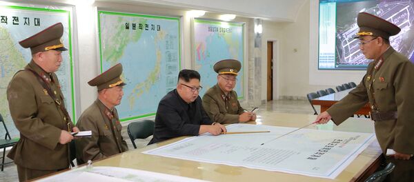 Segundo especialistas norte-americanos, o mapa de Guam, projetado na parede, estaria desatualizado Segundo especialistas norte-americanos, o mapa de Guam, projetado na parede, estaria desatualizado - Sputnik Brasil