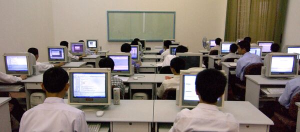 Norte-coreanos perante os computadores - Sputnik Brasil