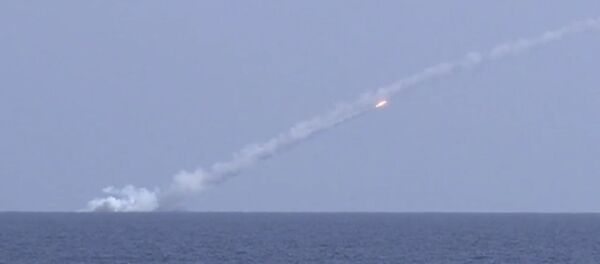 Submarinos russos lançam mísseis Kalibr contra alvos do Daesh - Sputnik Brasil