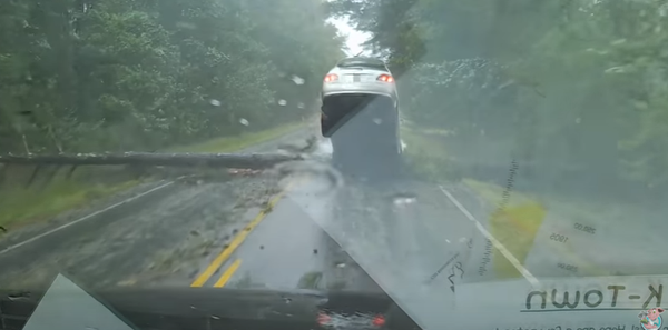 Árvore cai em estrada devido a ventos fortes na Geórgia (EUA) - Sputnik Brasil