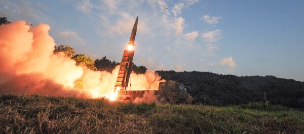 South Korean troops fire Hyunmoo Missile into the waters of the East Sea at a military exercise in South Korea September 4, 2017 - Sputnik Brasil