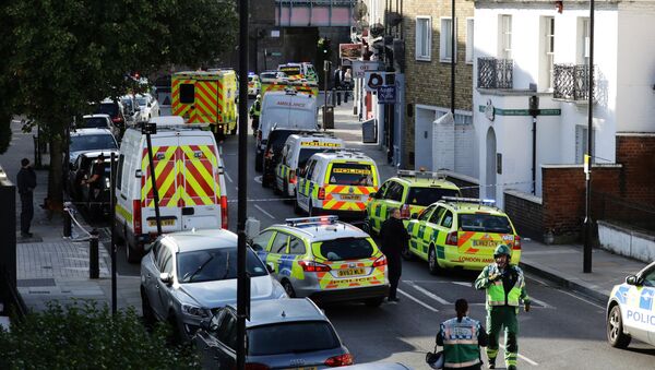 Carros da polícia perto da estação de metrô Parsons Green após informações sobre explosão em Londres, Reino Unido, em 15 de setembro de 2017 - Sputnik Brasil