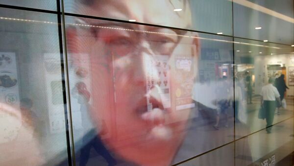 Uma televisão instalada em uma rua de Tóquio mostra o líder da Coreia do Norte, Kim Jong-un, no dia em que Pyongyang lançou um míssil em direção ao Japão - Sputnik Brasil