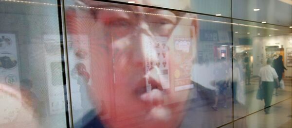 Uma televisão instalada em uma rua de Tóquio mostra o líder da Coreia do Norte, Kim Jong-un, no dia em que Pyongyang lançou um míssil em direção ao Japão - Sputnik Brasil