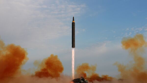 Lançamento do míssil Hwasong-12 (imagem de arquivo) - Sputnik Brasil
